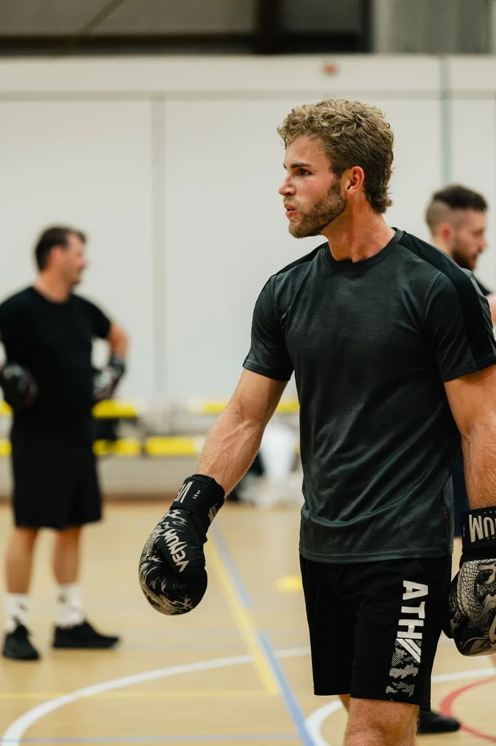 Dion Broers tijdens bokstraining in Limburg
